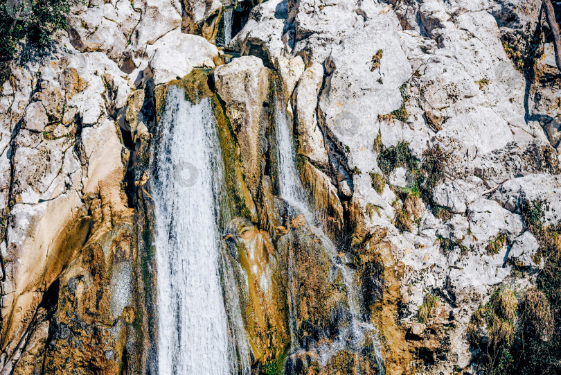 Скачать Живописный каскад водопадов мощный поток воды ландшафтная природа Сочи Россия фотосток Ozero