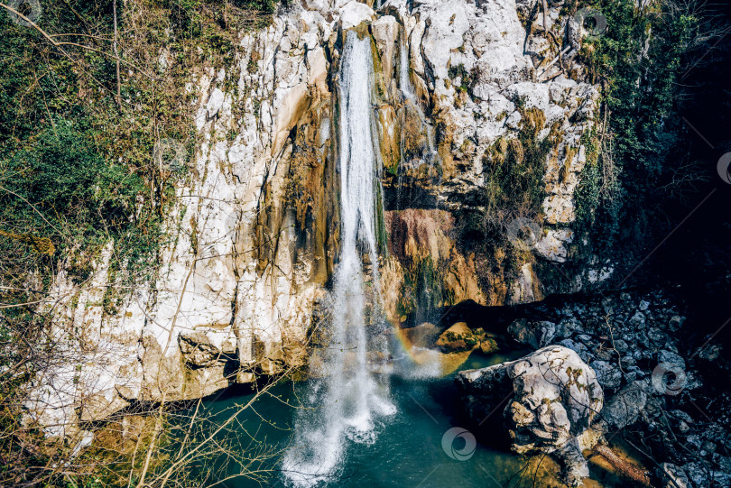 Скачать Живописный каскад водопадов мощный поток воды ландшафтная природа Сочи Россия фотосток Ozero