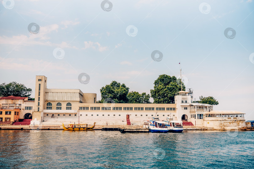 Скачать Севастополь, Крым, 20 июля 2020 года, лодки в порту приморского города на Черном море фотосток Ozero