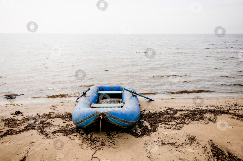Скачать Надувная рыбацкая лодка на берегу озера Байкал в Сибири, летний пейзаж фотосток Ozero