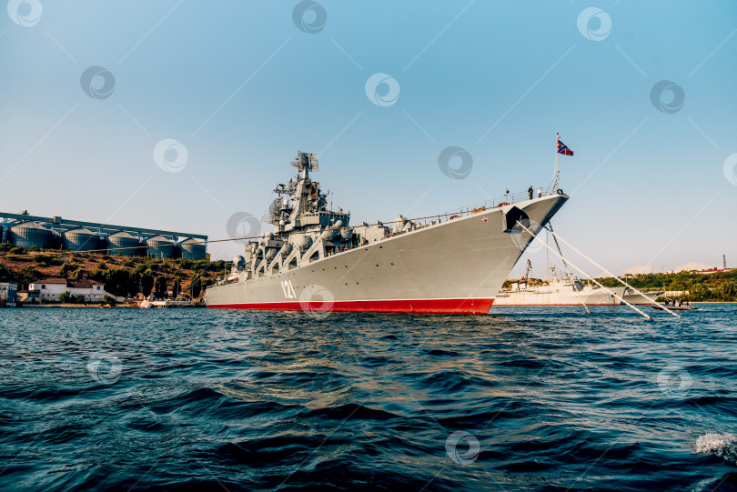 Скачать Севастополь, Крым, 20 июля 2020 года, большие военные корабли пришвартованы в портовой гавани фотосток Ozero