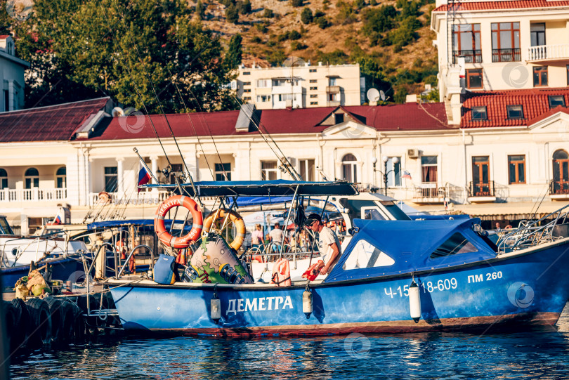 Скачать Балаклава, Крым, 21 июля 2020 года, лодки в порту приморского города на Черном море фотосток Ozero