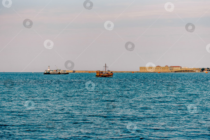 Скачать Яхты с туристами, плывущие по Черному морю, летняя панорама морского пейзажа фотосток Ozero