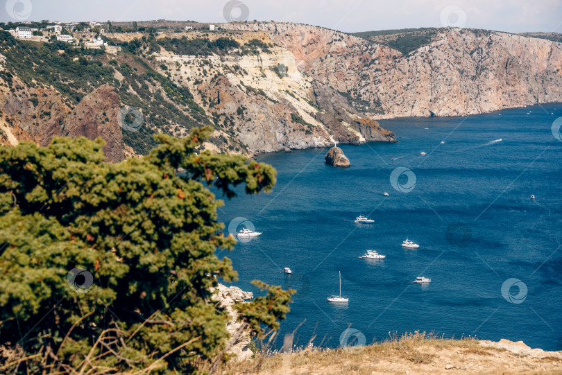 Скачать Яхты с туристами, плывущие по Черному морю, летняя панорама морского пейзажа фотосток Ozero