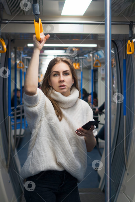 Скачать Девушка в вагоне метро фотосток Ozero