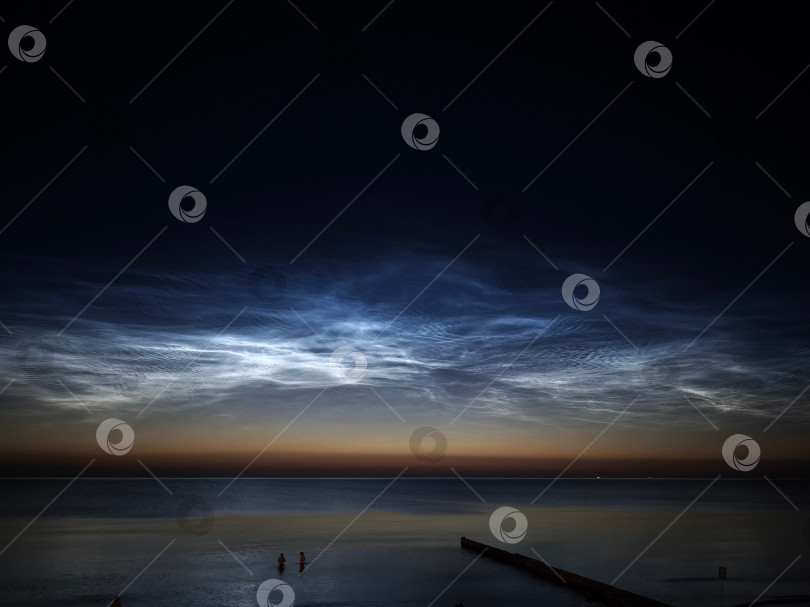 Скачать Серебристые облака над Балтикой фотосток Ozero