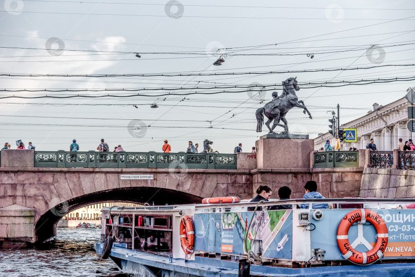 Скачать Санкт-Петербург, Россия, 21 июля 2019 года, Туристическая прогулка на лодке по каналам и рекам фотосток Ozero