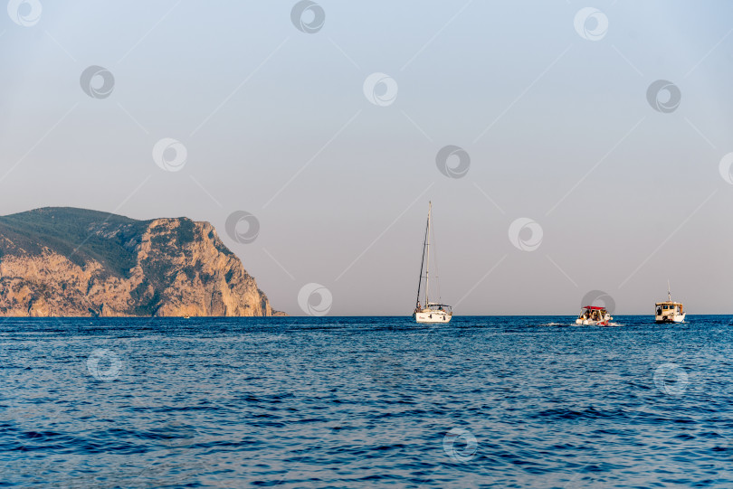 Скачать Балаклава, Крым, 21 июля 2020 года, лодки в порту приморского города на Черном море фотосток Ozero