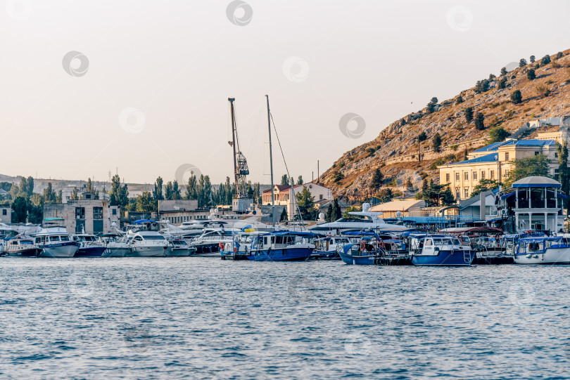 Скачать Балаклава, Крым, 21 июля 2020 года, лодки в порту приморского города на Черном море фотосток Ozero