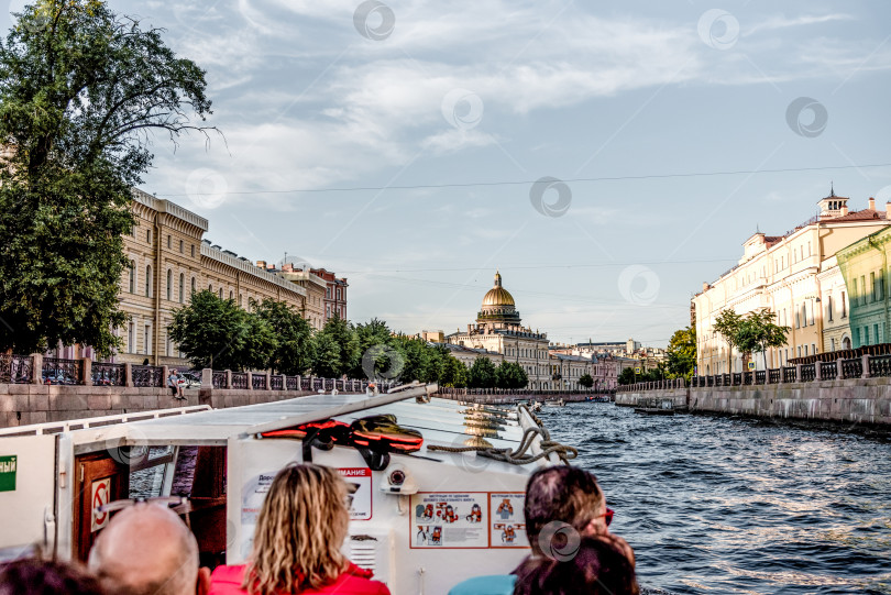 Скачать Санкт-Петербург, Россия, 21 июля 2019 года, Туристическая прогулка на лодке по каналам и рекам фотосток Ozero