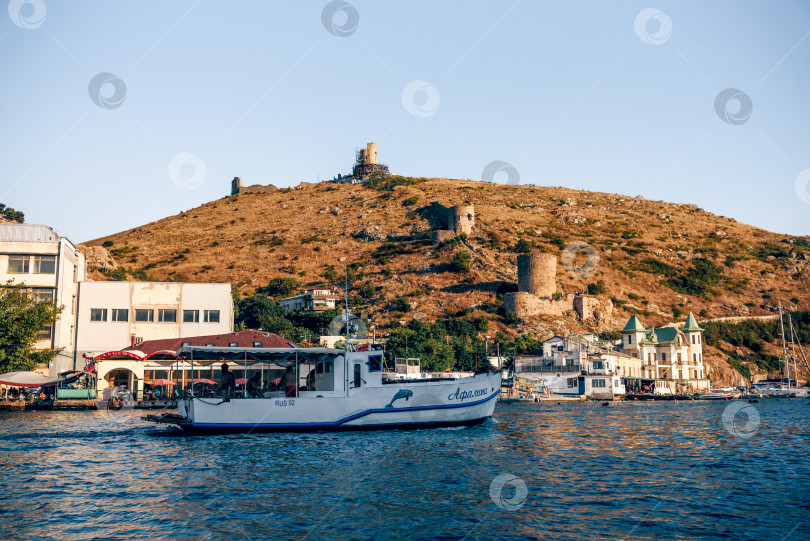 Скачать Балаклава, Крым, 21 июля 2020 года, лодки в порту приморского города на Черном море фотосток Ozero