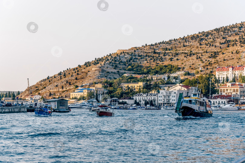 Скачать Балаклава, Крым, 21 июля 2020 года, лодки в порту приморского города на Черном море фотосток Ozero