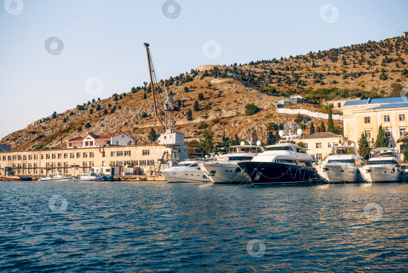Скачать Балаклава, Крым, 21 июля 2020 года, лодки в порту приморского города на Черном море фотосток Ozero