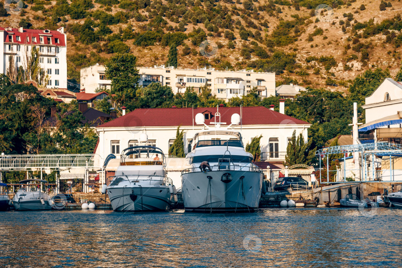 Скачать Балаклава, Крым, 21 июля 2020 года, лодки в порту приморского города на Черном море фотосток Ozero