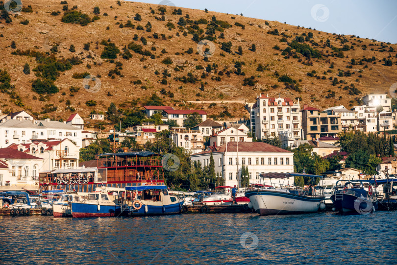 Скачать Балаклава, Крым, 21 июля 2020 года, лодки в порту приморского города на Черном море фотосток Ozero