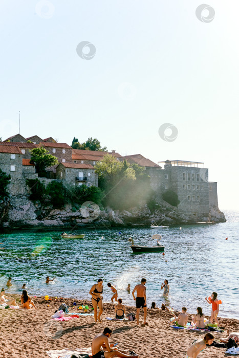Скачать Свети-Стефан, Черногория, 17 июня 2024 года, Песчаный пляж с шезлонгами и зонтиками фотосток Ozero