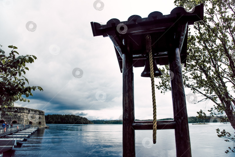 Скачать Савонлинна, Финляндия, 7 апреля 2019 года, Корабельный колокол в марине морского порта объявляет тревогу на яхтах и катерах фотосток Ozero