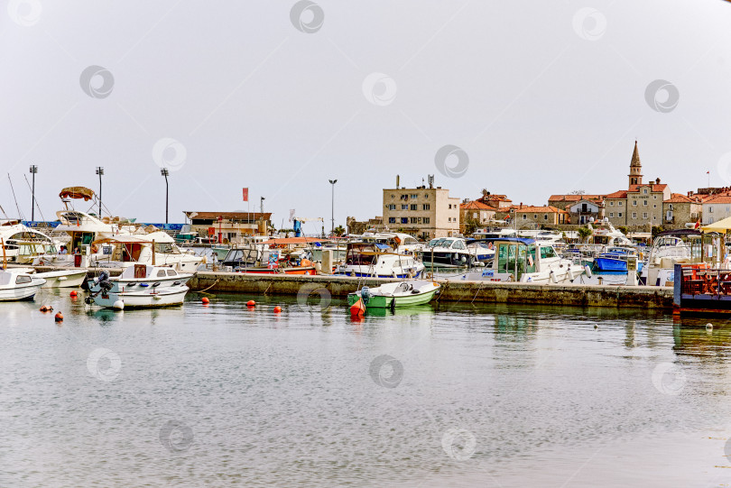 Скачать Будва, Черногория, 13 мая 2024 года, Туристические суда на стоянке в порту на Адриатическом море фотосток Ozero