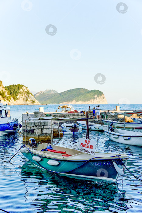 Скачать Петровац, Черногория, 5 мая 2024 года, туристические катера на стоянке в порту Адриатического моря фотосток Ozero