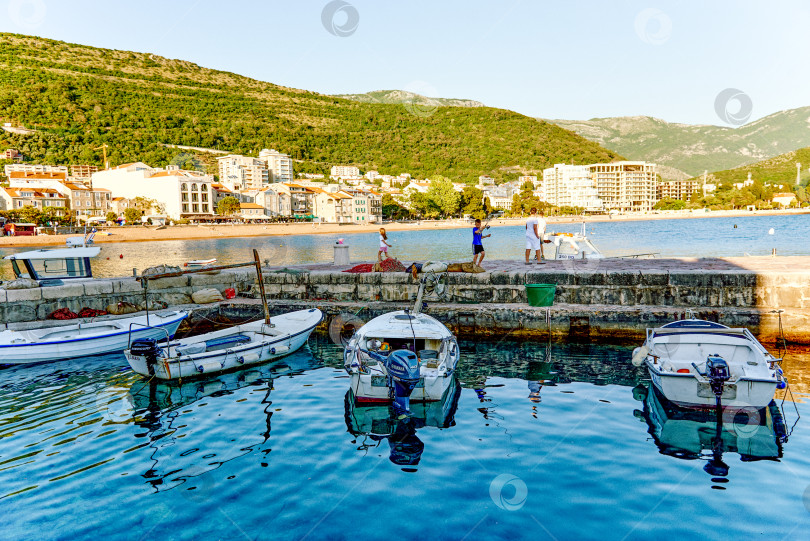 Скачать Петровац, Черногория, 5 мая 2024 года, туристические катера на стоянке в порту Адриатического моря фотосток Ozero