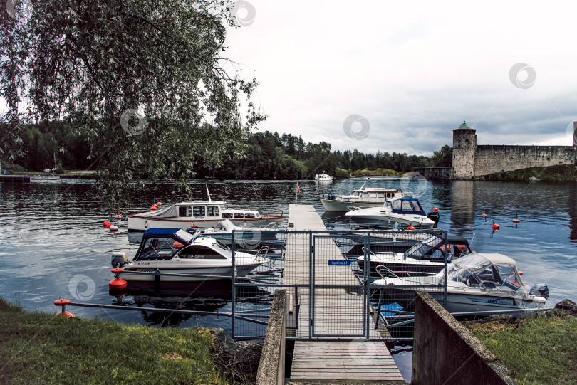 Скачать Савонлинна, Финляндия, 15 июня 2019 года, лодки пришвартованы в порту на озере Сайма фотосток Ozero