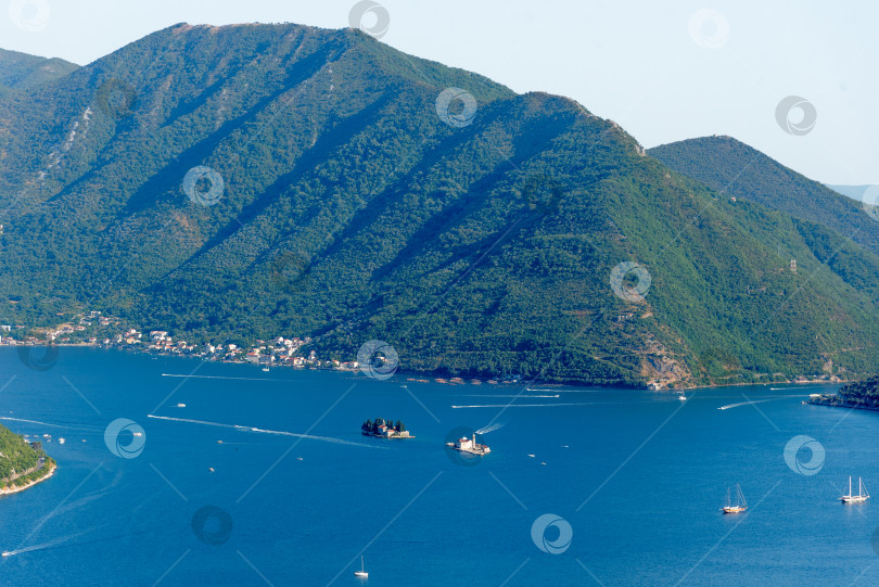 Скачать Яхты с туристами плывут по Боко-Которскому заливу в Черногории, летний пейзаж фотосток Ozero