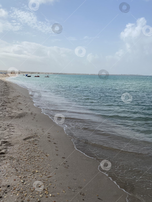 Скачать Идиллия морского побережья: белый песок и голубая вода, Крым фотосток Ozero