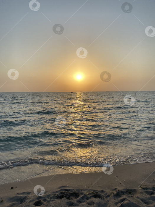 Скачать Закаты Евпатории: кристально чистое море и золотой горизонт фотосток Ozero