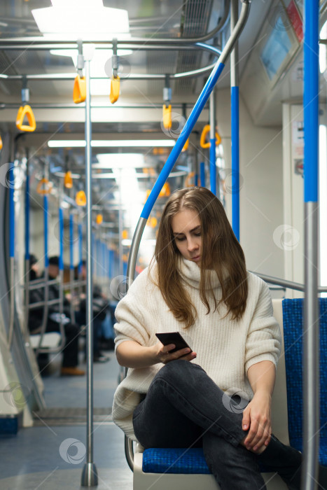 Скачать Девушка в вагоне метро фотосток Ozero