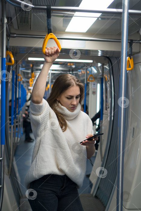 Скачать Девушка в вагоне метро фотосток Ozero