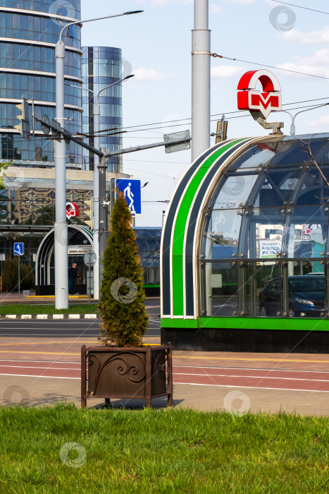 Скачать Беларусь, Минск - 08.05.2025: Зелено-черное здание с надписью "Троллейбус" на нем фотосток Ozero