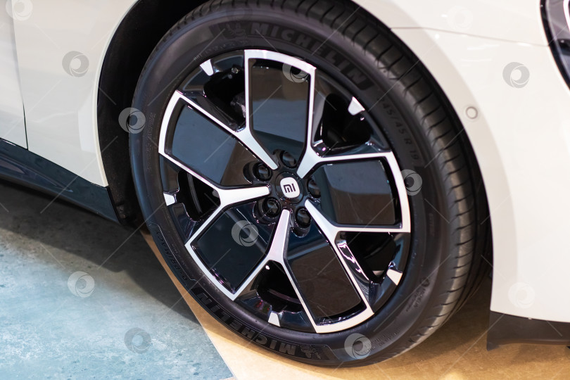 Скачать Беларусь, Минск - 11.05.2025: Это подробное изображение шины michelin крупным планом, установленной на автомобиль фотосток Ozero