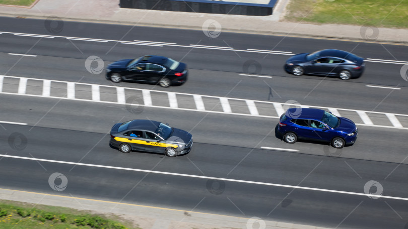 Скачать Беларусь, Минск - 09.05.2025: Длинная вереница автомобилей уверенно движется по шоссе фотосток Ozero