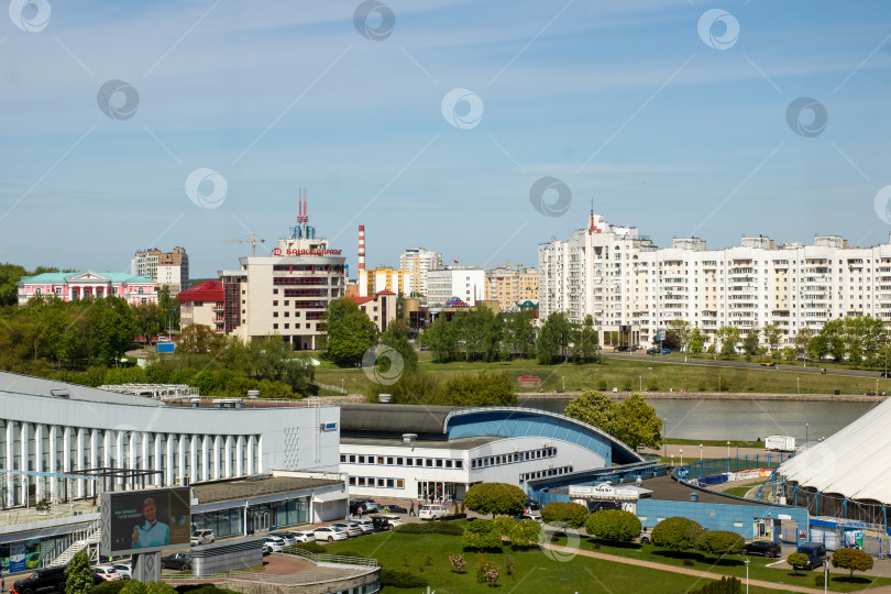 Скачать Беларусь, Минск - 09.05.2025: Вид города с высоты птичьего полета на большое здание с надписью allianz фотосток Ozero