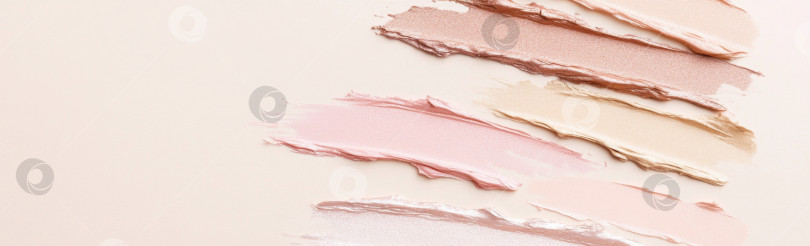 Скачать Жидкие косметические текстуры с нанесенным хайлайтером и тональным кремом фотосток Ozero