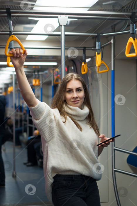 Скачать Девушка в вагоне метро фотосток Ozero