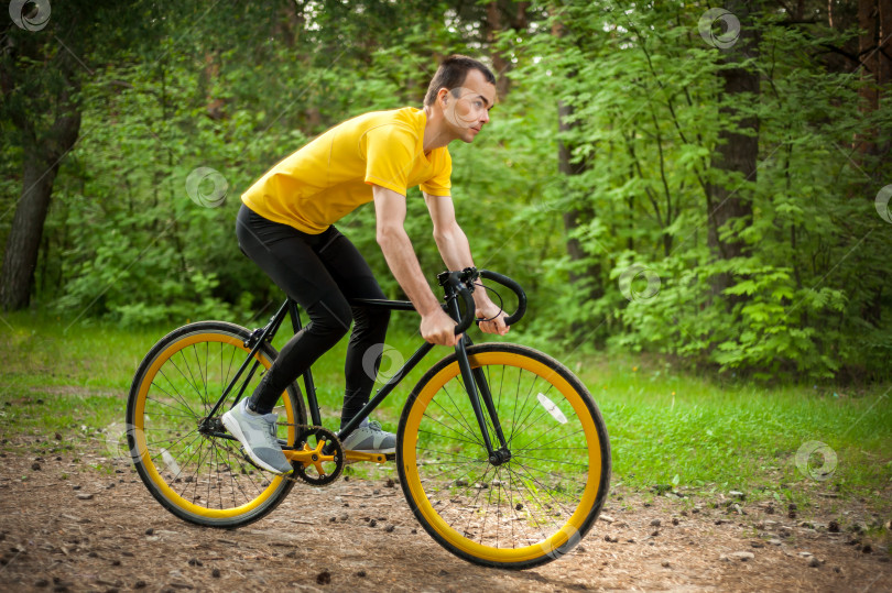 Скачать Портрет молодого человека, едущего на велосипеде. фотосток Ozero