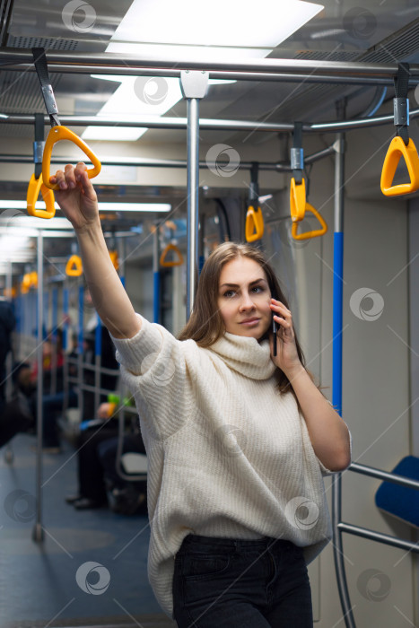 Девушка в вагоне пассажирского поезда устала от долгой поездки
