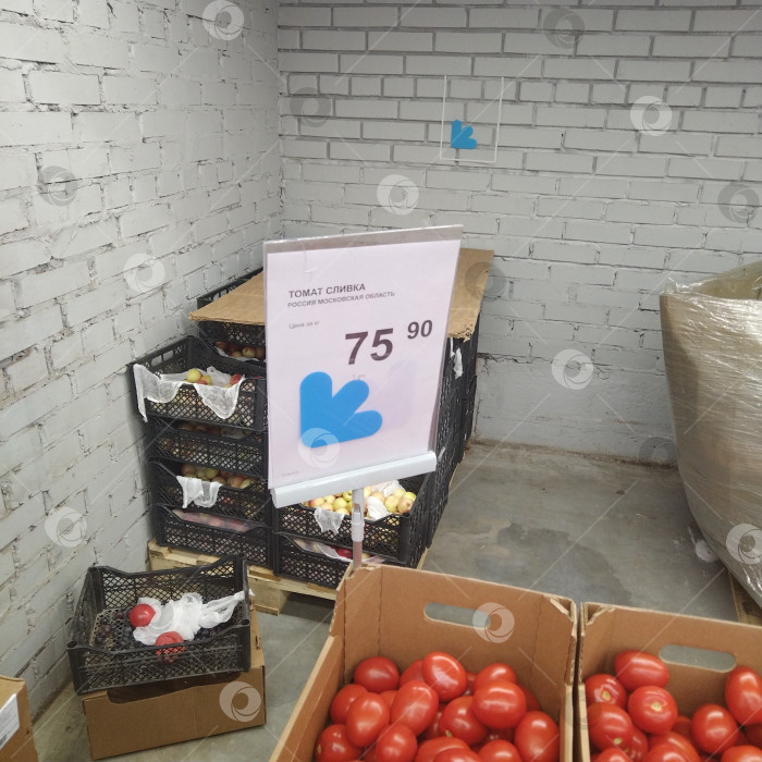 Скачать Отдел помидоров в магазине "Smart". фотосток Ozero