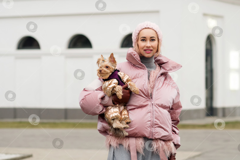 Скачать Девушка гуляет с собакой фотосток Ozero