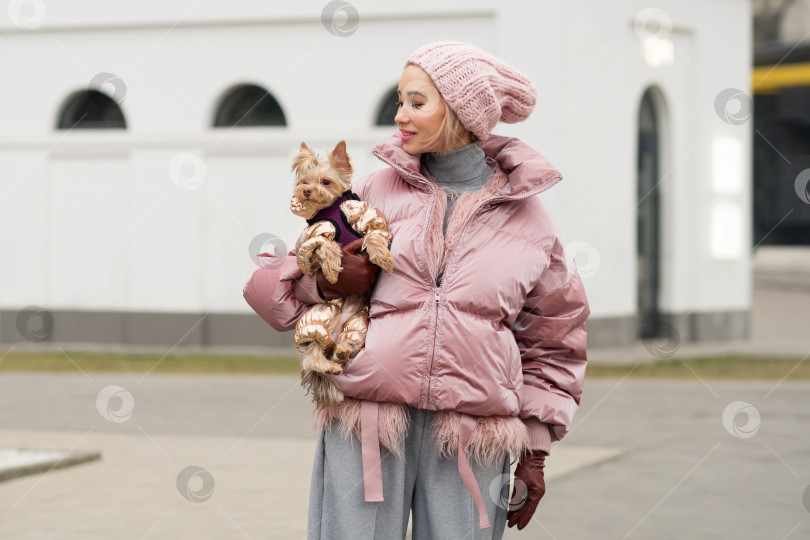 Скачать Девушка гуляет с собакой фотосток Ozero