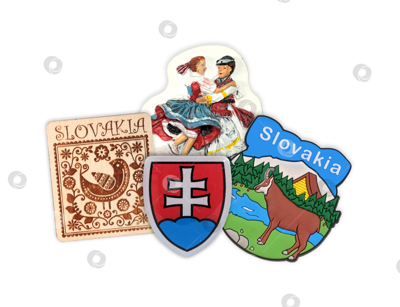Скачать Сувениры (магниты) из Словакии, выделенные на белом фоне. Надпись на магните по-английски означает "Словакия". Элемент дизайна с контуром вырезки фотосток Ozero