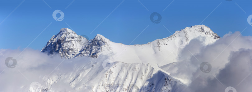 Скачать Кавказские горы, пик Кардывач, солнце, снег и голубое небо фотосток Ozero