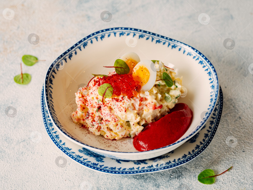 Скачать Майонезный салат с крабовым мясом фотосток Ozero