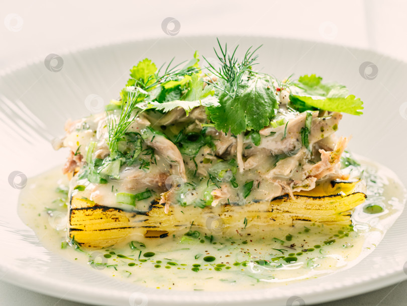 Скачать Мясо или рыба с картофелем, украшенные свежей зеленью фотосток Ozero