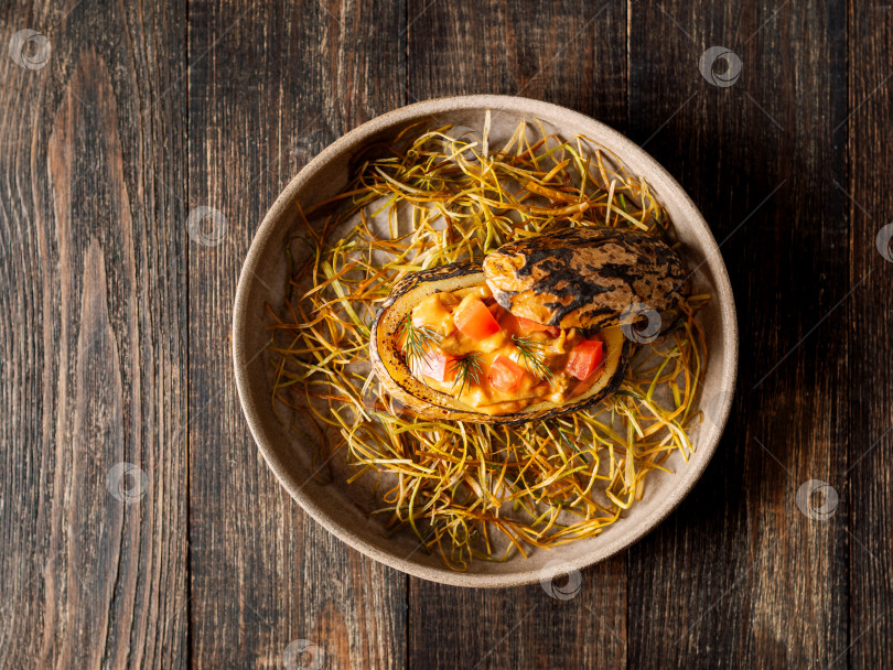 Скачать Картофельная кожура с мясом и овощами фотосток Ozero