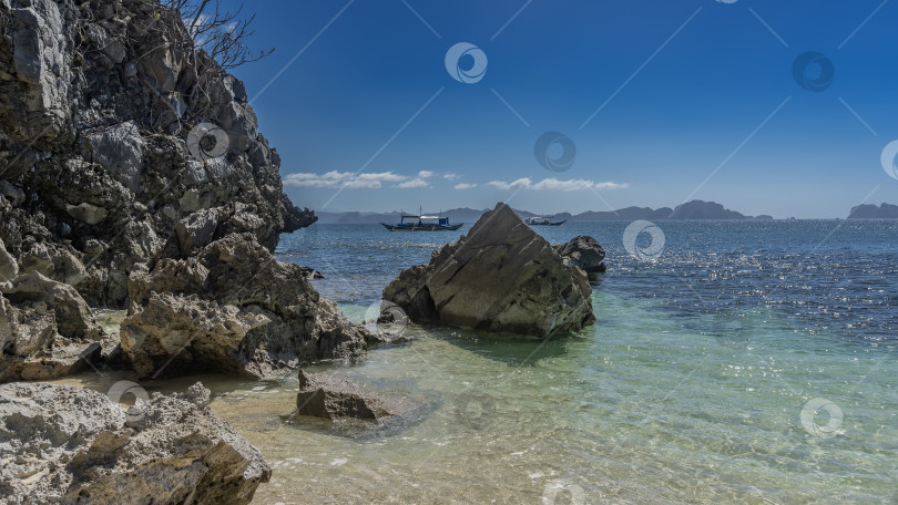 Скачать Скалистое побережье тропического острова. фотосток Ozero