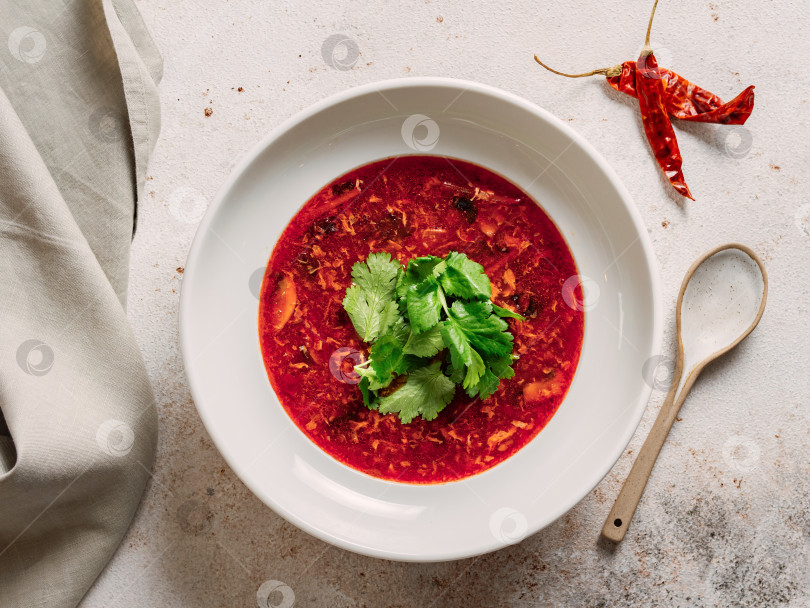 Скачать Вкусный борщ из свекольника. Вид сверху, ровный слой фотосток Ozero