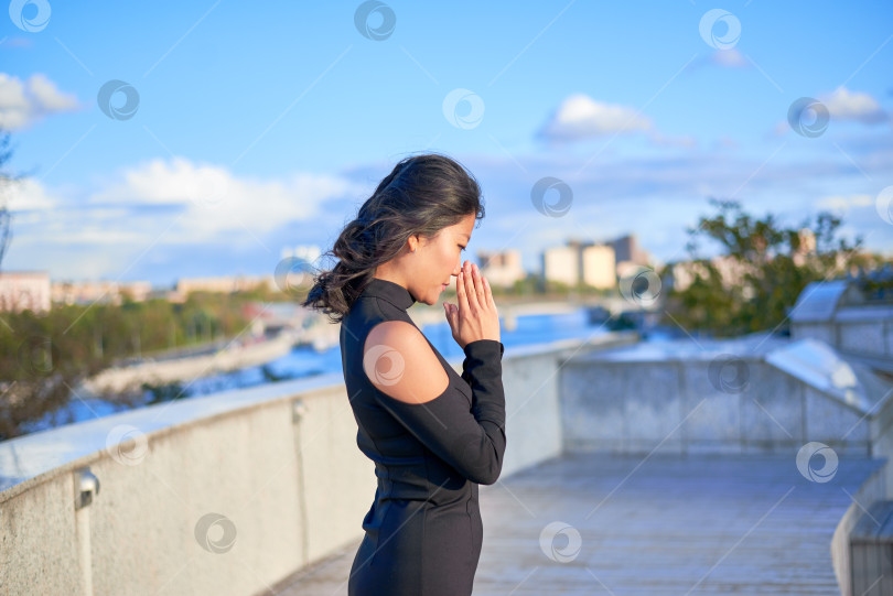 Скачать Женщина стоит на фоне голубого неба. фотосток Ozero