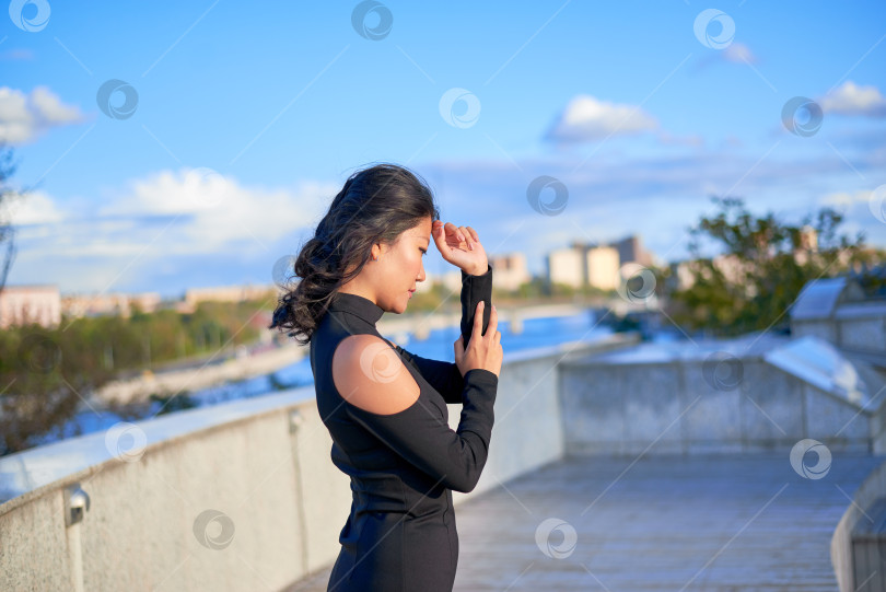 Скачать Женщина стоит на фоне голубого неба. фотосток Ozero